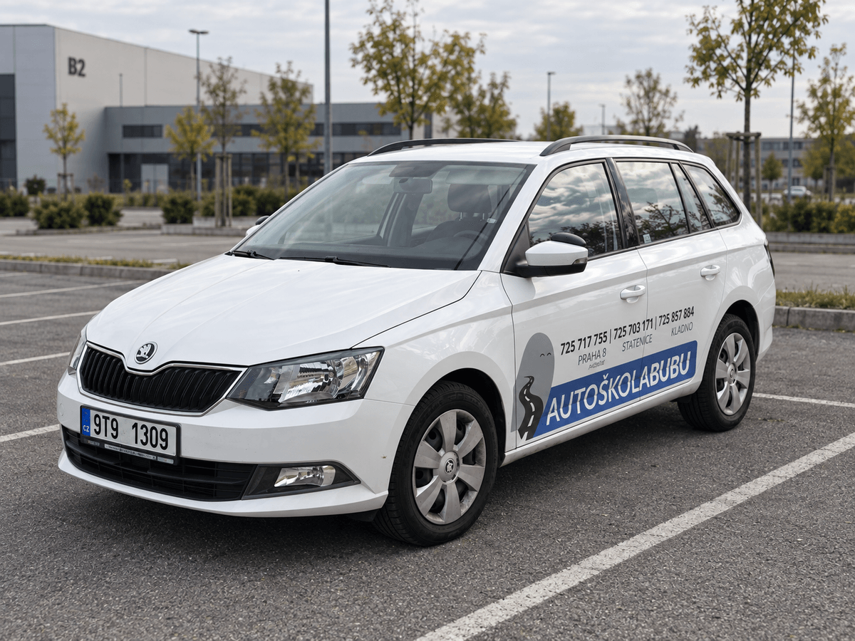 Bílá Škoda Fabia Autoškoly BuBu pro manuál